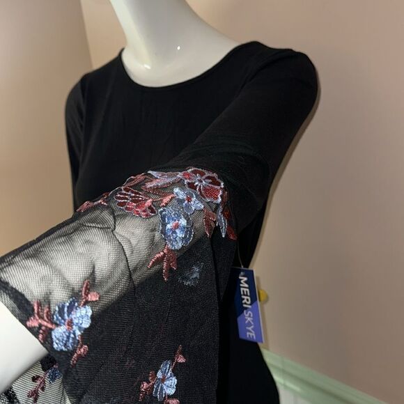 MERISKYE top  with sheer floral sleeve - Picture 4 of 8